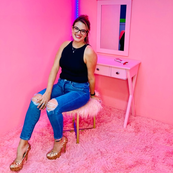 Meet the Posher - Picture 1 of 15